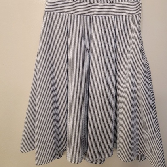 Delicate Seersucker Striped Sleeveless Dress with Bows - Picture 2 of 6